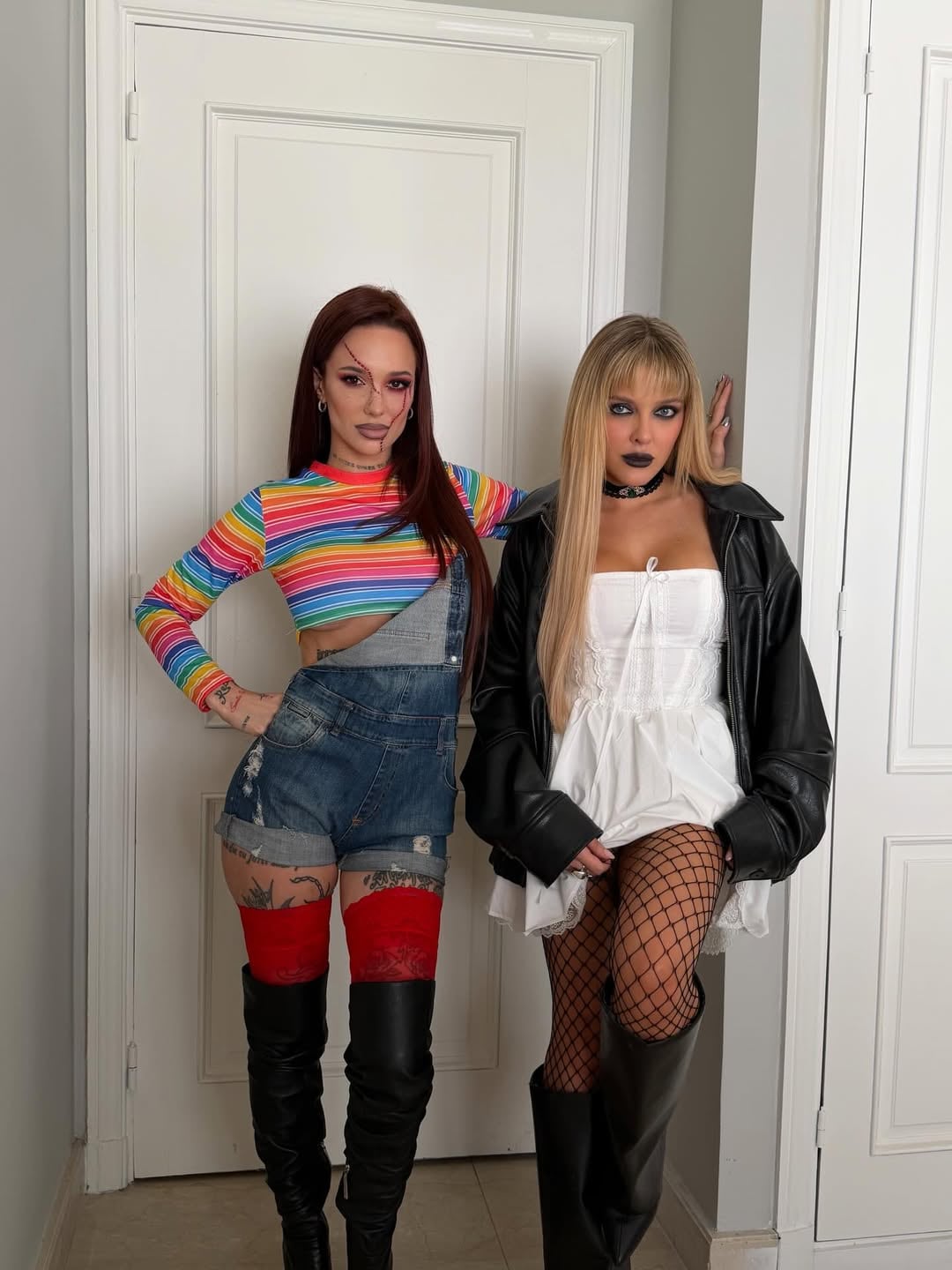 Las artistas La Joaqui y Sofia Gonet posan con sus elaborados disfraces de Chucky y su novia, Tiff, antes de su aparición en Masterchef.