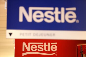La medida de Nestlé llega poco después de que otras compañías de gran relevancia en el sector comunicaran compromisos similares. (REUTERS/Pierre Albouy)