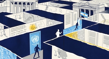 Ilustración de un laberinto con paredes de documentos legales, una puerta del Comité de Derechos Humanos de la ONU, un tribunal argentino y siluetas de personas.