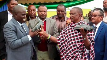 Saniniu Laizer, junto a funcionarios