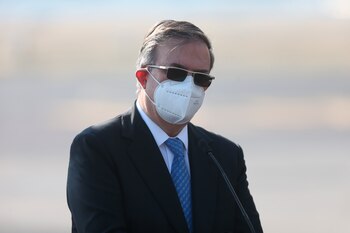 El secretario de Relaciones Exteriores (SRE) de México, Marcelo Ebrard, participa en una rueda de prensa después del arribo de las primeras vacunas contra la covid-19, procedentes de Bélgica, en el Aeropuerto Internacional Benito Juárez de Ciudad de México (México). EFE/Sáshenka Gutiérrez/Archivo