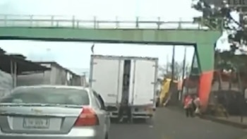 Un hombre forzó la puerta de una camioneta en la colonia Agrícola Pantitlán, Iztacalco, pero no logró cargar la mercancía y huyó del lugar. Crédito: Especial