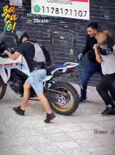Los asaltantes trataron de escapar con una moto que estaba estacionada en la zona, pero no pudieron arrancarla