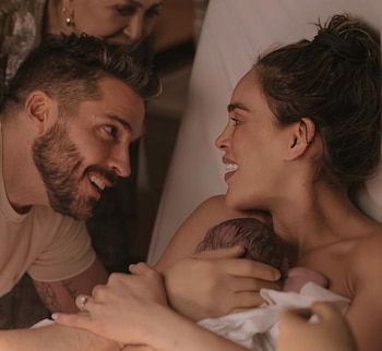 El nacimiento ocurrió el 17 de mayo y llenó de emoción a la pareja - crédito Sara Corrales / Instagram