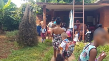 Maestra cubana improvisa clases en el portal de su casa ante el deterioro de una escuela