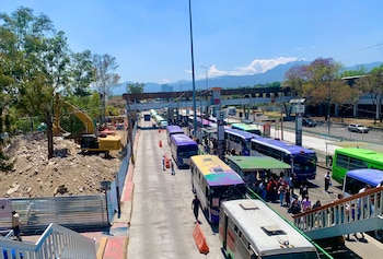Vallas, rutas alternas y modificaciones urbanas han definido el día a día en el sur de la CDMX por la preparación rumbo al Mundial 2026. (Foto: Raúl A. González/Infobae México)