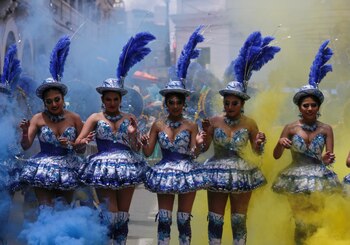 Mujeres bailando la morenada en