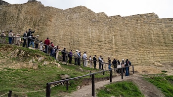 A reconstrução da parede sul marca um novo avanço na reconstrução do sítio arqueológico de Kuelap. (Foto: IG/Ministro da Cultura)