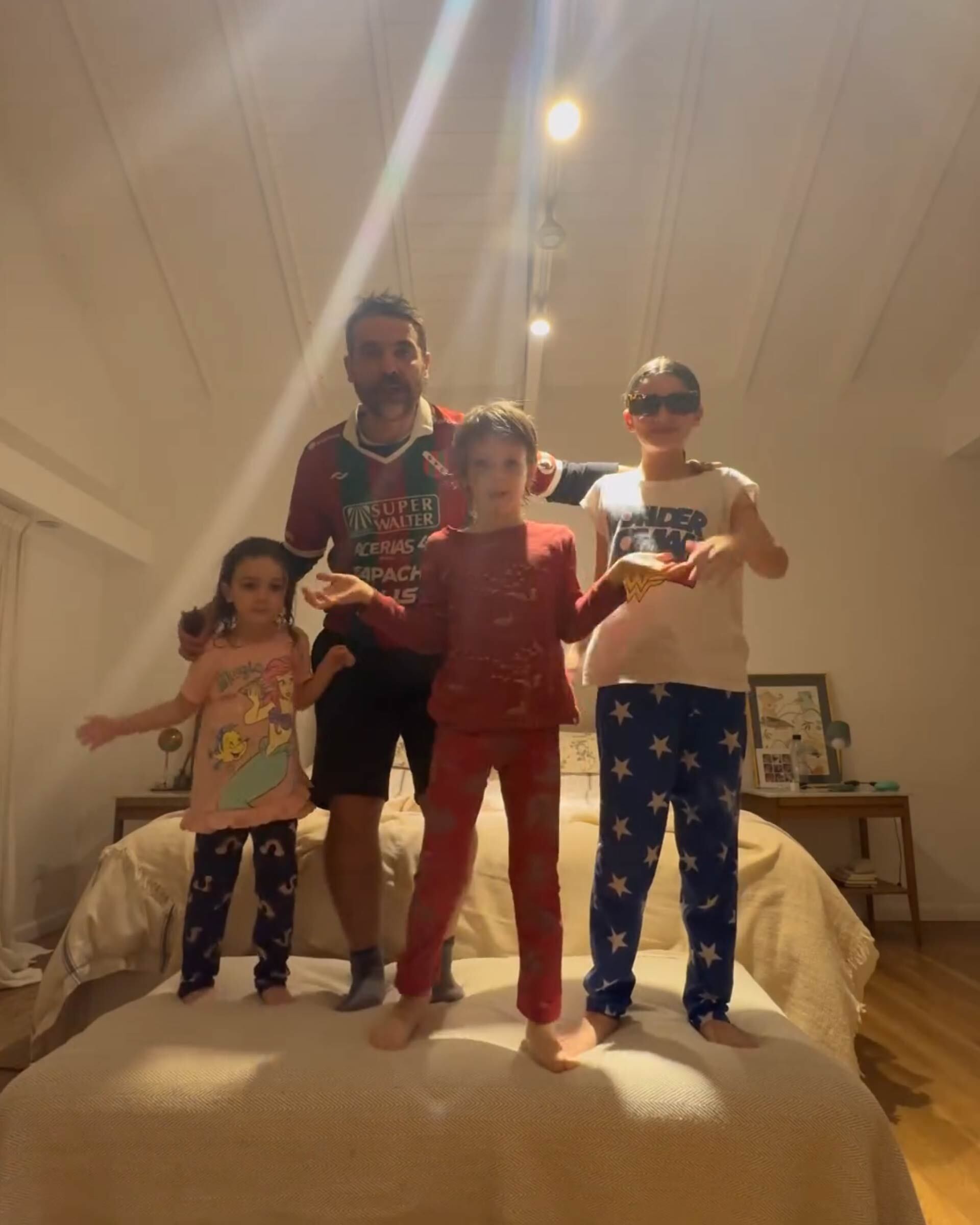 Los hijos de Pedro Alfonso y Paula Chaves demostraron carisma y histrionismo al bailar hits de One Direction y Shakira junto a su papá