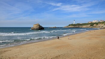 Un policía recoge una piedra