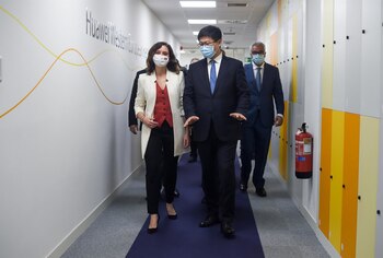 27/10/2021 La presidenta de la Comunidad de Madrid, Isabel Díaz Ayuso y el presidente de Huawei Europa, Li Peng, a su llegada a las instalaciones del Huawei European Tech Hub coincidiendo con el 20 aniversario de Huawei en España, en Huawei European Tech Hub, a 27 de octubre de 2021, en Madrid (España). El Huawei European Tech Hub es un centro de servicios para Europa con base en Madrid que dará soporte a los proyectos que desarrollan operadores telco de Europa.
POLITICA
Gustavo Valiente - Europa Press