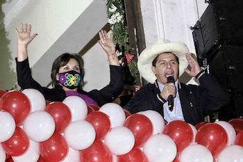 Pedro Castillo habla junto a