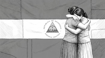 Ilustración en blanco y negro de dos mujeres adultas abrazándose, sobre un fondo que representa la bandera de Nicaragua con apariencia de tela cosida.