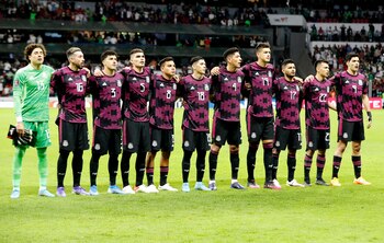 Soccer Football - World Cup - Concacaf Qualifiers - Mexico v United States - Estadio Azteca, Mexico City, Mexico - March 24, 2022 Mexico players line up during the national anthems before the match REUTERS/Henry Romero