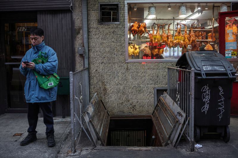 Analistas advierten sobre el posible crecimiento de la informalidad laboral si los pequeños empresarios no logran afrontar el nuevo piso salarial en Nueva York. (Reuters)