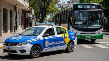 Córdoba: una mujer se subió a un colectivo, insultó al chofer, a los pasajeros y al ser detenida agredió a un policía