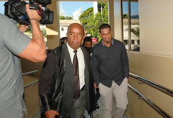 ARCHIVO: Wander Franco, pelotero dominicano de los Rays de Tampa Bay, llega a la corte acompañado de su abogado Teodosio Jáquez, el jueves 12 de diciembre de 2024, en Puerto Plata (AP Foto/Ricardo Hernández)