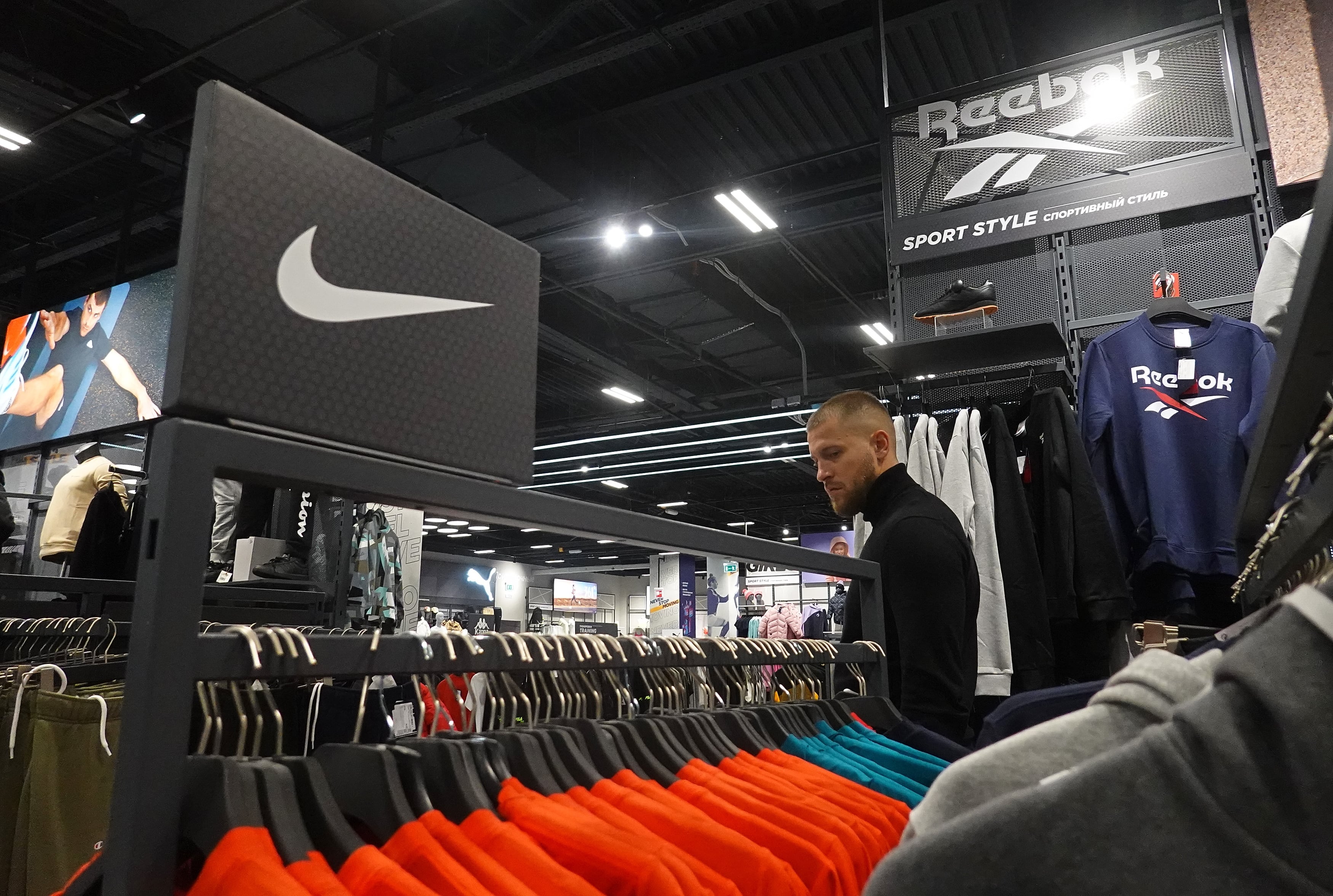 El repliegue de Nike Live y Nike Well Collective incluyó el cierre permanente del local original de Melrose en Los Ángeles y de al menos otros 14 establecimientos (EFE/EPA/Maxim Shipenkov)