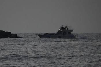 Fuerzas navales israelíes llevan una embarcación confiscada de la flotilla que se dirigía a Gaza al puerto israelí de Ashdod tras interceptarla en el mar Mediterráneo, el 19 de mayo de 2026. (AP Foto/Ariel Schalit)