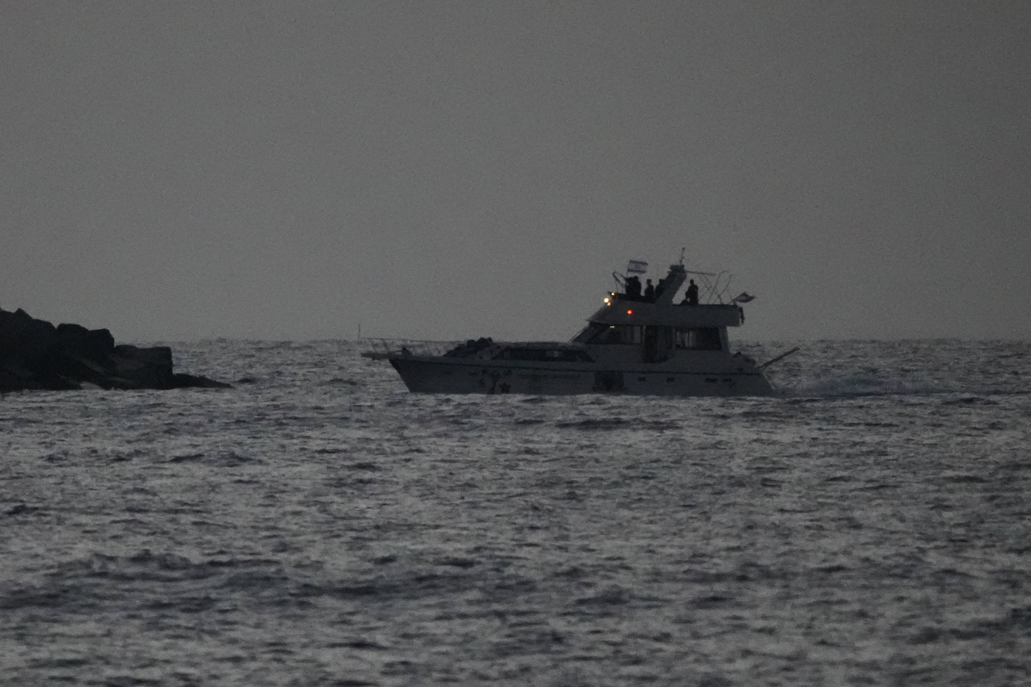 Fuerzas navales israelíes llevan una embarcación confiscada de la flotilla que se dirigía a Gaza al puerto israelí de Ashdod tras interceptarla en el mar Mediterráneo, el 19 de mayo de 2026. (AP Foto/Ariel Schalit)