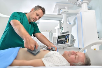 hombre enfermo shock room hospital desfibrilador corazón cardíaco