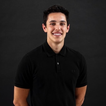 El joven es un agente