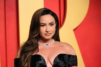 Las ondas suaves y los cortes en “V” armonizan un rostro cuadrado con elegancia (Reuters)