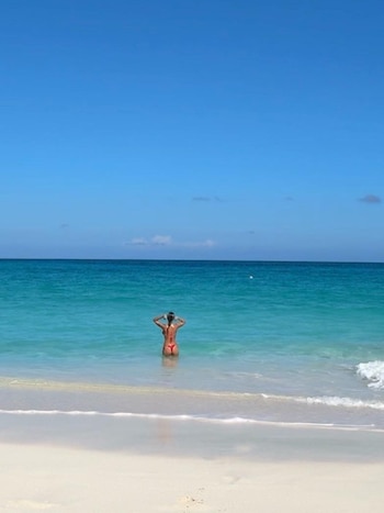 La conductora lució bikinis coloridas