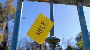 Dejan cartas con mensajes de apoyo para quienes atraviesan un momento difícil: la iniciativa de una organización para prevenir el suicidio