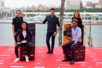 MÁLAGA, 04/06/2021.- El cineasta argentino Juan Pablo Félix(c), posa con los actores Alfredo Castro(i), Martín López Lacci(2i), el productor, Edson Sidonie(d) y la directora de arte, Paloma Ambel, tras presentar su película ""Karnawal"" a la Sección Oficial de concurso en el XXIV Festival de Cine en Español de Málaga, que será -si todo va bien- la última edición con pandemia, con todas las medidas de seguridad requeridas durante los diez días hasta el 13 de junio, hoy en el Muelle 1 de la capital malacitana. EFE/Carlos Díaz