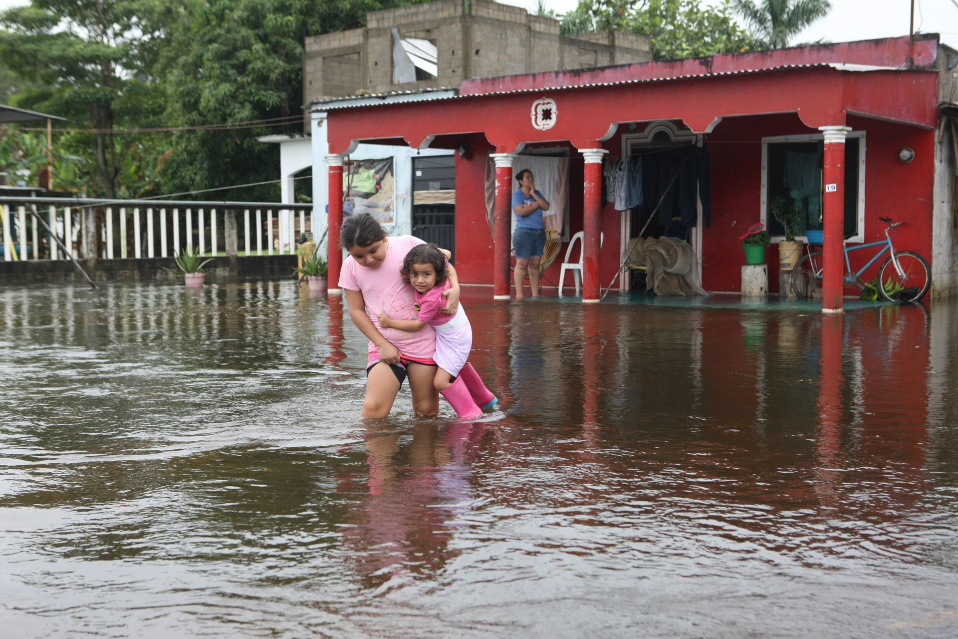 Las autoridades advierten que los altos acumulados de lluvia elevan el riesgo de inundaciones repentinas en zonas vulnerables y cercanas a ríos. CUARTOSCURO.COM