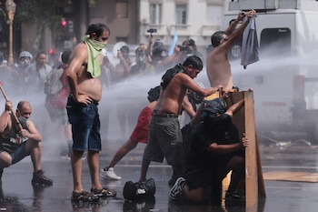 Un grupo de manifestantes tiraron
