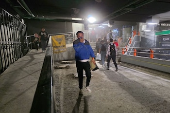 Entre penumbras, escombro y polvo, usuarios de las líneas 2 y 8 del metro, lidian día con día para trasladarse entre las estaciones y trasbordos que se encuentran en remodelación.
( ROGELIO MORALES/CUARTOSCURO.COM)