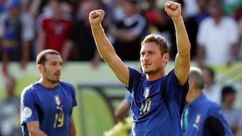 Francesco Totti, con la casaca de la selección de Italia: fue campeón del mundo en 2006 (AFP PHOTO / DDP / JOHANNES SIMON)