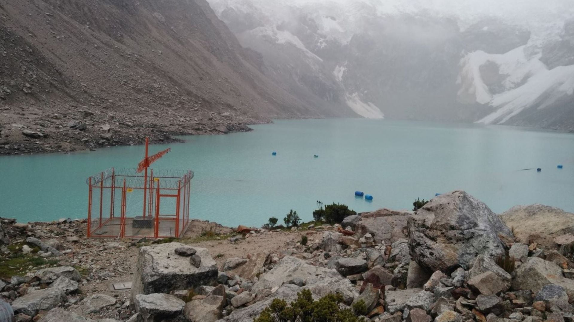La laguna Palcacocha, alimentada por el derretimiento de siete glaciares, representa una amenaza inminente para más de 50 mil habitantes de Huaraz.