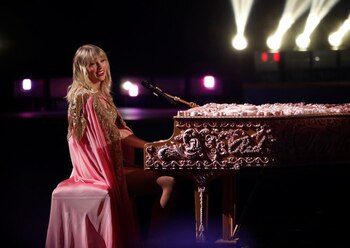 FOTO DE ARCHIVO: Presentación de Taylor Swift en los American Music Awards 2019 en Los Ángeles, California. 24 de noviembre de 2019. REUTERS/Mario Anzuoni/File Photo