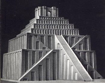 Ilustración en blanco y negro de una gran estructura escalonada, tipo pirámide, con varias plataformas y tres largas escalinatas que ascienden por su frente