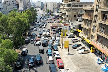 Interminable cola de vehículos esperando cargar combustible en el barrio beirutano de Doura. REUTERS/Issam Abdallah.