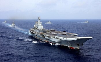 El portaaviones chino Liaoning participa en un ejercicio militar de la Armada del Ejército Popular de Liberación en el océano Pacífico occidental (REUTERS/Stringer)