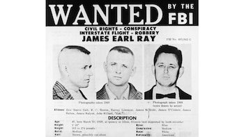 Cartel de "Se Busca" del FBI en blanco y negro para James Earl Ray, mostrando tres fotografías de su rostro y texto descriptivo de sus crímenes y características