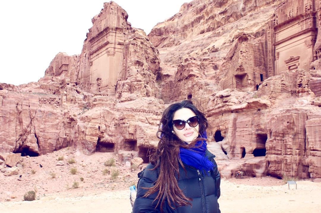 Entre los destinos turísticos que visitó a lo largo de su vida, Rossana posó frente a Petra, Ma`An,Jordania
