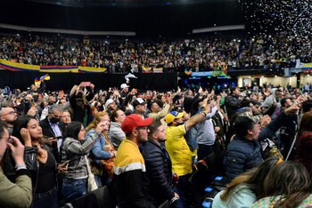 Simpatizantes del candidato del izquierdista Pacto Histórico Gustavo Petro celebran su triunfo en la segunda vuelta de la elección presidencial en el Movistar Arena de Bogotá, Colombia, 19 de junio, 2022. REUTERS/Vannessa Jiménez