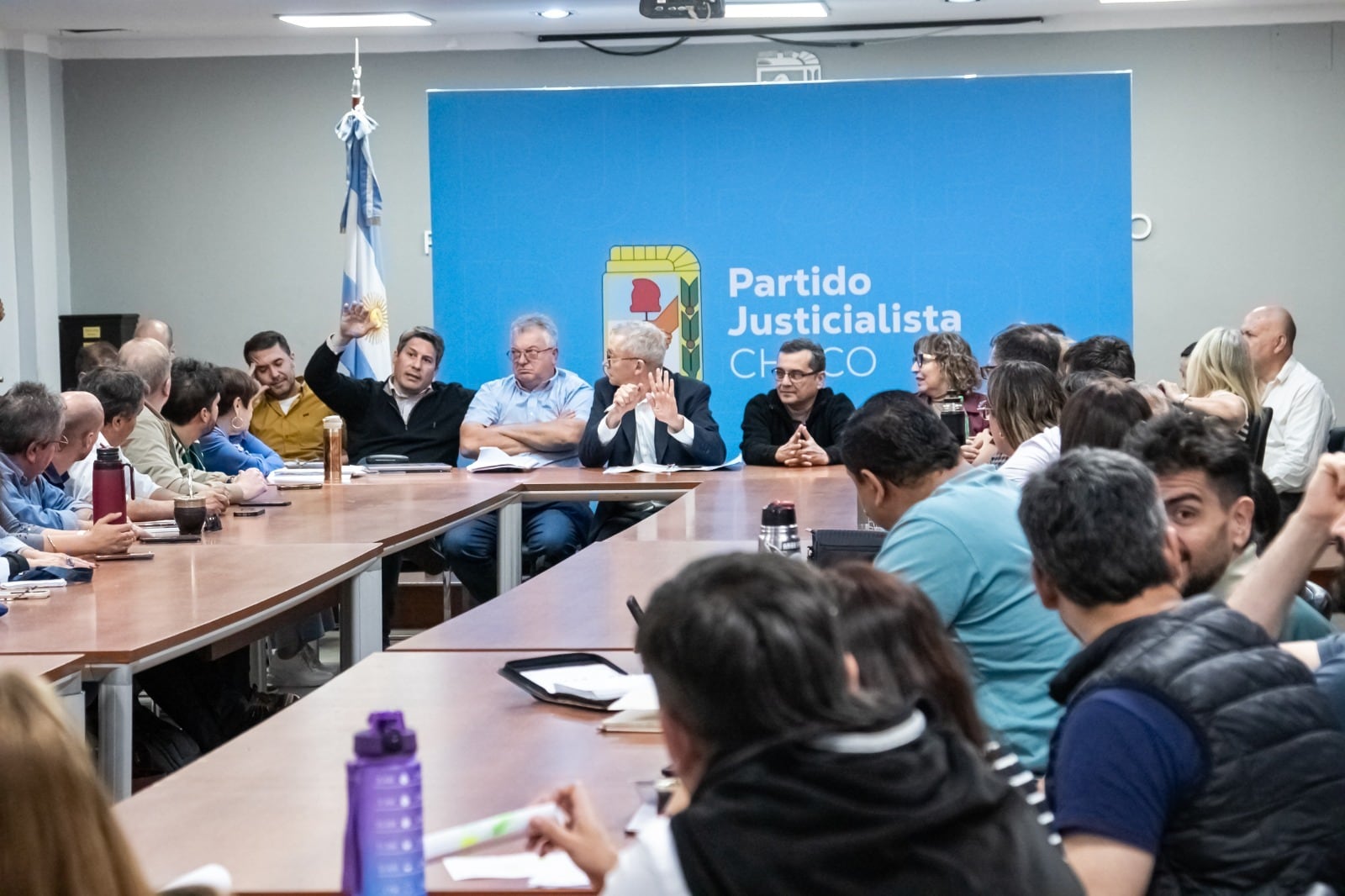 Integrantes del Partido Justicialista de Chaco dialogan durante una reunión partidaria