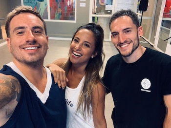 Lourdes Sánchez junto a