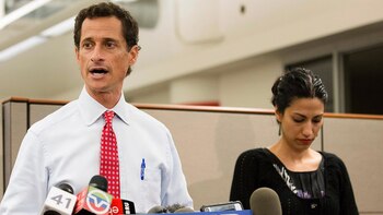 Anthony Weiner y Huma Abedin