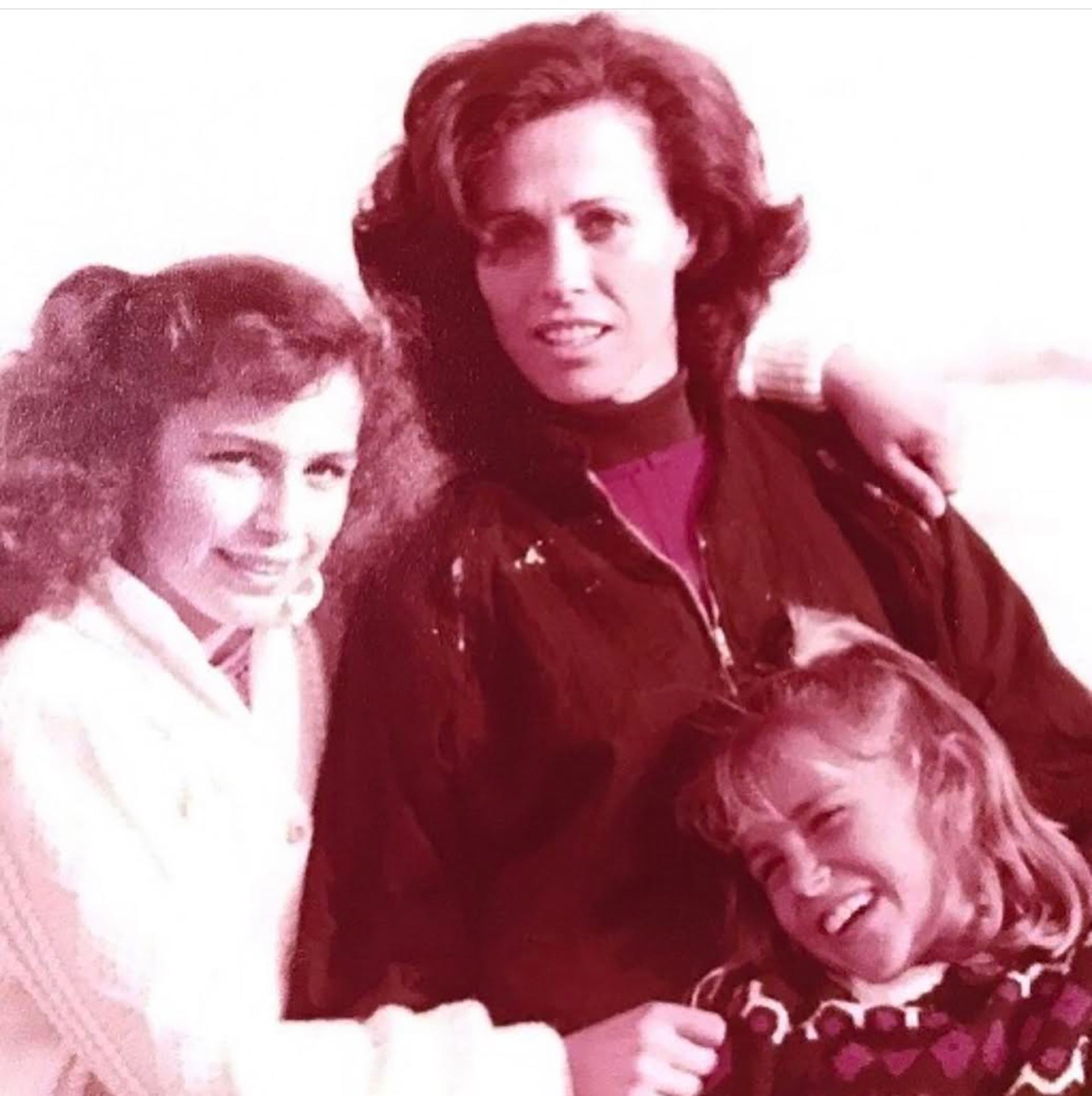 Denise Dumas, su madre (Renée Delger), y su hermana Janine, quien falleció en 1989, a sus 16 años