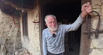 Vive en una cabaña en el bosque con 93 años y no tiene electricidad. (YouTube/@hilux_aventura)