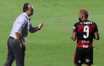 Los entrenadores sólo podrán asumir en más de dos clubes en una temporada en caso de que hayan sido despedidos (Reuters)