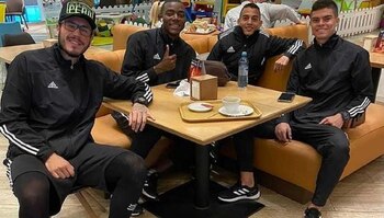 El defensor peruano con los