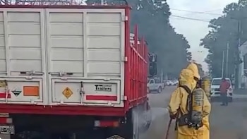 Un camión derramó casi mil litros de ácido nítrico en Córdoba y se activó un operativo de emergencia